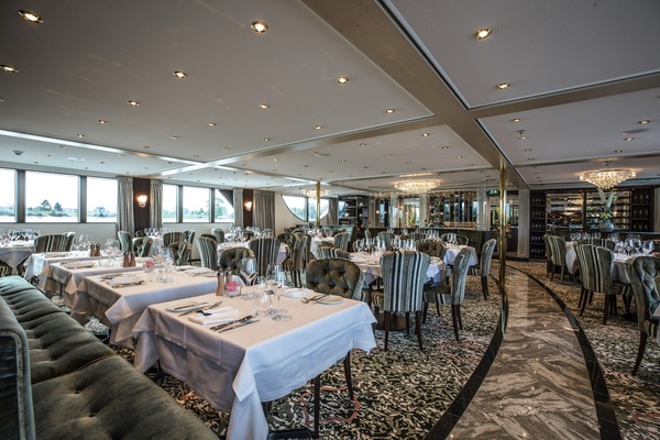 Riviera Travel, MS William Wordsworth, Restaurant 4.jpg